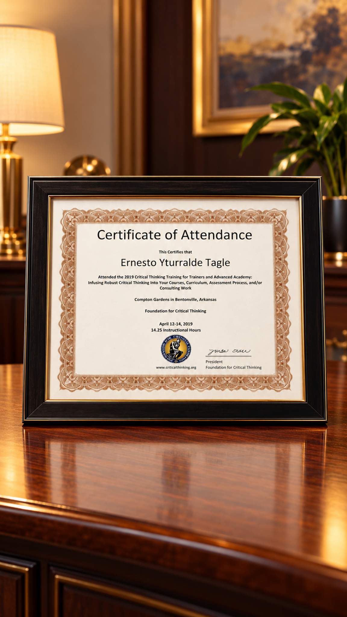 Reconocimientos y certificaciones profesionales de Ernesto Yturralde por su trayectoria y formación internacional - Pensamiento Crítico